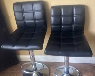 2 bar stools
