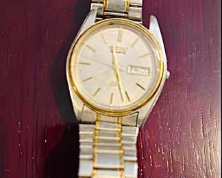 This is a vintage two-tone 1980’s Seiko quartz watch with a day-date complication