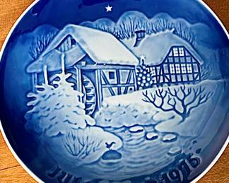 Bing and Grondahl 1975 Christmas Paperweight 