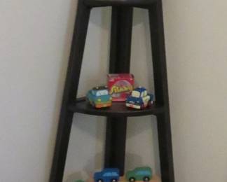 Corner display shelf