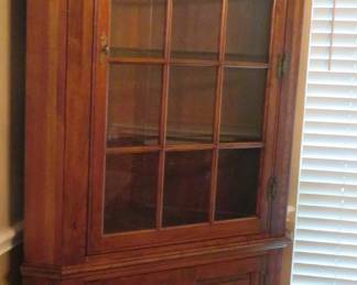 Corner cabinet