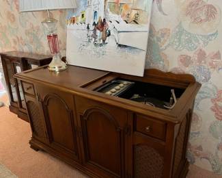 Stereo console, MCM 1950's, Magnavox AM-FM-Record player, works well