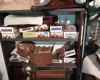 Vintage shelf - lots of clock parts