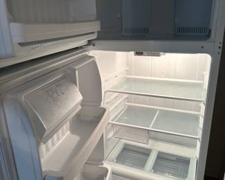 Presale available: Hotpoint by General Electric 18.2-cu ft Top-Freezer Refrigerator -super clean