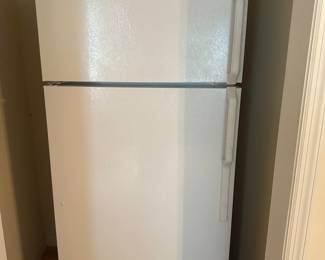 Presale available: Hotpoint by General Electric 18.2-cu ft Top-Freezer Refrigerator -super clean