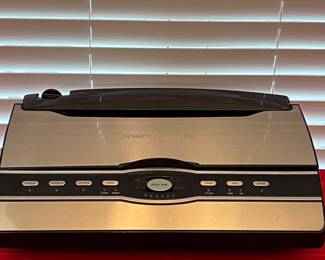 FoodSaver Vacuum Sealing System
Series V3880 Includes User Manual &
Recipe Book
