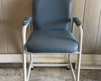 Elevated hip replacement chair
