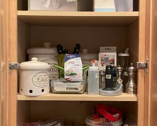 Assortment of kitchen items