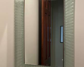 Mirror with ribbed frosted glass frame