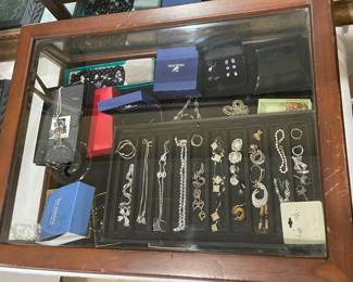 Nice assortment of jewelry