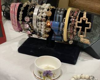 Nice assortment of jewelry