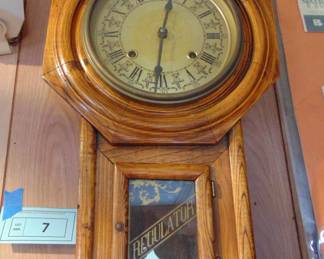Lot 007, Regulator clock.