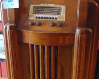 Lot 089 Philco cabinet radio.
