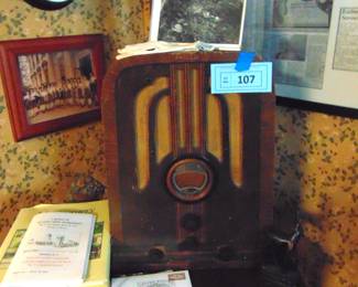 Lot 107 Philco tabletop radio.