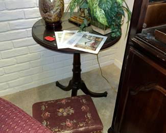 VINTAGE PEDESTAL LAMP TABLE & VINTAGE FOOTSTOOL