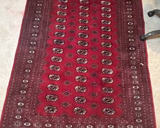 SMALL TO MEDIUM SIZE AREA RUG