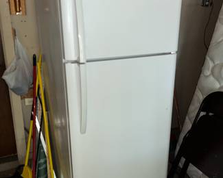 VERY NICE FRIGIDAIRE 2DR FRIDGE
