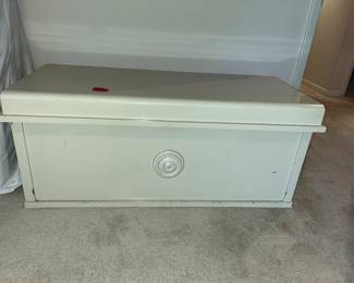 VINTAGE BLANKET CHEST - NEEDS MINOR REPAIR