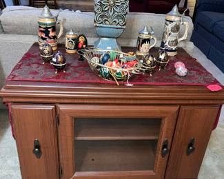 SMALL STORAGE TV STAND