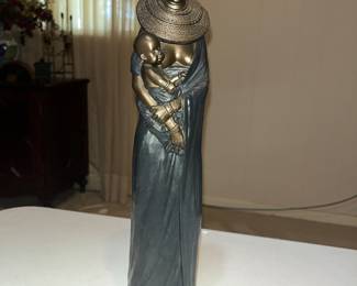 SCULPTURE OF A MASSAI WOMAN AND BABY.