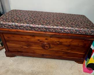 LARGE SOLID CEDAR HOPE CHEST w/ REMOVABLE CUSHION