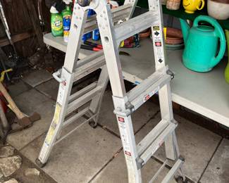 ADJUSTABLE LADDER
