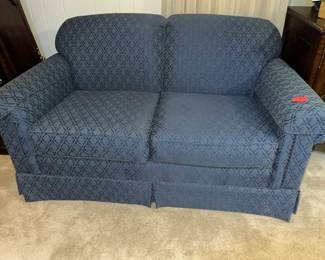 BLUE TRADITIONAL LOVE SEAT