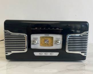 Lot 4005 Teac AMFM Stereo System wTurntable