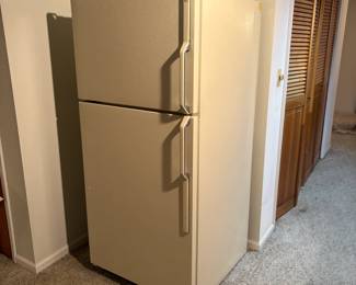 18 Cubic Foot GE, No-Frost Refrigerator/Freezer