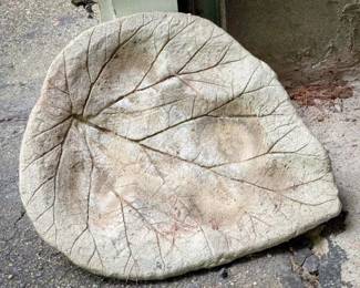 Leaf-Shaped Bird Bath Topper