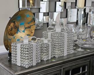 *Decorative accessories 