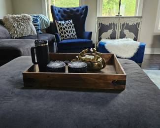 *Decorative tray
*2 Decorative black candles
*Sleeping gold zebra container 