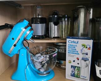 *Kitchenaid blue cake mixer
*Ninja blender
*Cuisinart juicer