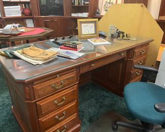Very nice office desk