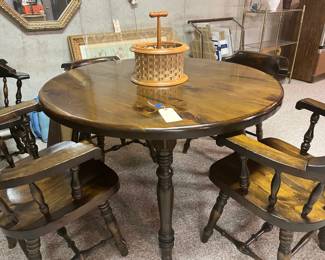 Round Table with 2 leaves and 5 chairs