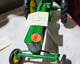 JOHN DEERE TRACTOR TOY