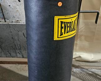 EVERLAST PUNCHING BAG