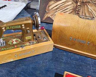 VINTAGE SMALL SEWING MACHINE