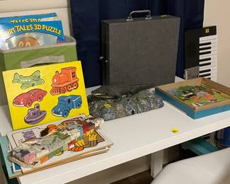 Puzzles, art box, aligator (works)