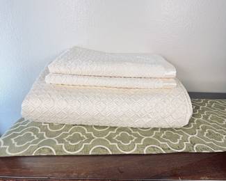 Beautiful Winter White Coverlet with Shams - King Size. This Is a beautiful Sateen king size coverlet with matching king size sham. Good condition with some mild signs of use.
Note photos for details and condition. Measurements taken under field conditions are approximate within 1/2". Feel free to reach out with any questions.
Items are heavy and we do not assist with loading. Be sure to bring adequate help and a large enough vehicle for large items. If you need assistance, call Denny for an estimate for delivery. (720) 393-0204.