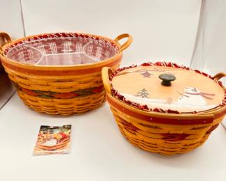 Longaberger Baskets - Hand Painted Lid
Includes two Longaberger baskets featuring snowman designs. The larger basket has a divider and measures approximately 10 inches wide. Both items are crafted with signature craftsmanship.
Note photos for details and condition. Measurements taken under field conditions are approximate within 1/2". Feel free to reach out with any questions.