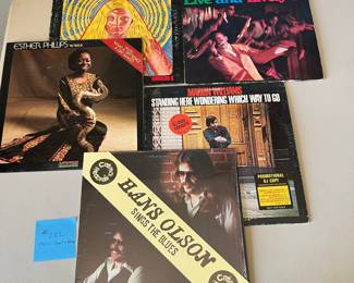 Vintage Vinyl Records Lot Jerry Garcia, Marion Williams and more. 1. Howard Wales & Jerry Garcia - 'Hooteroll?' (Year: 1971) 2. Joe Tex - 'Live and Lively' (Year: 1968) 3. Esther Phillips - 'What a Difference a Day Makes' (Year: 1970) 4. Marion Williams - 'Standing Here Wondering Which Way to Go' (Year: 1971) 5. Hans Olson - 'Sings the Blues' (Year: 1980)
Note photos for details and condition. Measurements taken under field conditions are approximate within 1/2". Feel free to reach out with any questions.