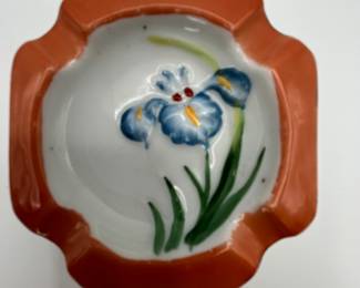 This is an adorable set of to miniature ash trays from occupied Japan. Hand painted and in beautiful condition for an item of this age and use. Perfect to be repurposed.
Note photos for details and condition. Measurements taken under field conditions are approximate within 1/2". Feel free to reach out with any questions.