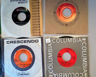 Vintage 45 RPM Record Lot - Ronnie Milsap, The Byrds, Santana, Chicago and more! Collection of 9 records from various labels including Columbia, Tower, RCA, and Crescendo. Features a mix of genres from the 1960s and 1970s. Titles include 'It's Oundunil... Believe It!' and others, housed in original paper sleeves.
Note photos for details and condition. Measurements taken under field conditions are approximate within 1/2". Feel free to reach out with any questions.