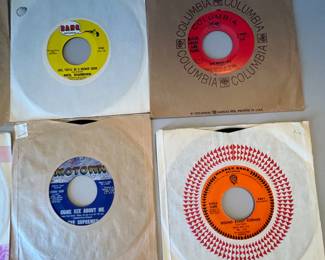 Bill Wither, Martin Gaye, The Ramsey Lewis Trio, Sonny Charles and more! Huge lot of 45’s from top artists from some of the greats! Bill Wither, Marvin Gaye, The Ramsey Lewis Trio and more!
Note photos for details and condition. Measurements taken under field conditions are approximate within 1/2". Feel free to reach out with any questions.