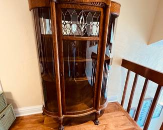 Antique Quarter Sawn Oak Curio - Leaded Glass
This is a beautiful quarter sawn oak curio with a leaded glass panel. There are custom fit wood shelves with plate grooves. A truly unique representation of curio. Overall height 63" x Overall width 41 1/2". One small chip in veneer.
Note photos for details and condition. Measurements taken under field conditions are approximate within 1/2". Feel free to reach out with any questions.
Items are heavy and we do not assist with loading. Be sure to bring adequate help and a large enough vehicle for large items. If you need assistance, call Denny for an estimate for delivery. (720) 393-0204.