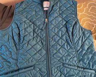 Lot with Leather Jacket and Women’s Vests. Beautiful Leather Women’s Jacket, Size large, very good used condition, along with two quilted vests.
Note photos for details and condition. Measurements taken under field conditions are approximate within 1/2". Feel free to reach out with any questions.
Items are heavy and we do not assist with loading. Be sure to bring adequate help and a large enough vehicle for large items. If you need assistance, call Denny for an estimate for delivery. (720) 393-0204.