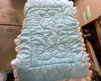 Beautiful Jenny Lind Crib in good condition with all of the fun period relevant bedding.
Note photos for details and condition. Measurements taken under field conditions are approximate within 1/2". Feel free to reach out with any questions.