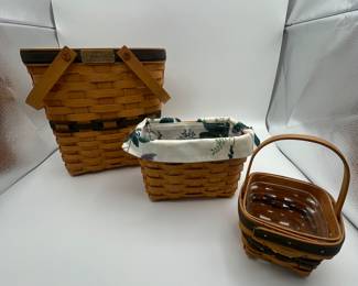 Longaberger Baskets. This auction lot includes three handcrafted Longaberger baskets. The year is unspecified, but the brand is Longaberger, known for their quality woven baskets. The lot features a large basket with a lid, a medium-sized basket with a fabric liner, and a small decorative basket. Perfect for storage or as decorative pieces.
Note photos for details and condition. Measurements taken under field conditions are approximate within 1/2". Feel free to reach out with any questions.
Items are heavy and we do not assist with loading. Be sure to bring adequate help and a large enough vehicle for large items. If you need assistance, call Denny for an estimate for delivery. (720) 393-0204.