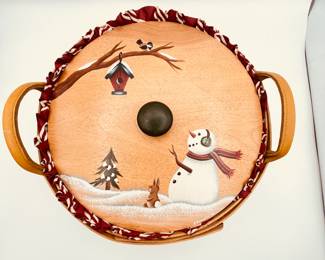 Longaberger Baskets - Hand Painted Lid - Includes two Longaberger baskets featuring snowman designs. The larger basket has a divider and measures approximately 10 inches wide. Both items are crafted with signature craftsmanship.
Note photos for details and condition. Measurements taken under field conditions are approximate within 1/2". Feel free to reach out with any questions.